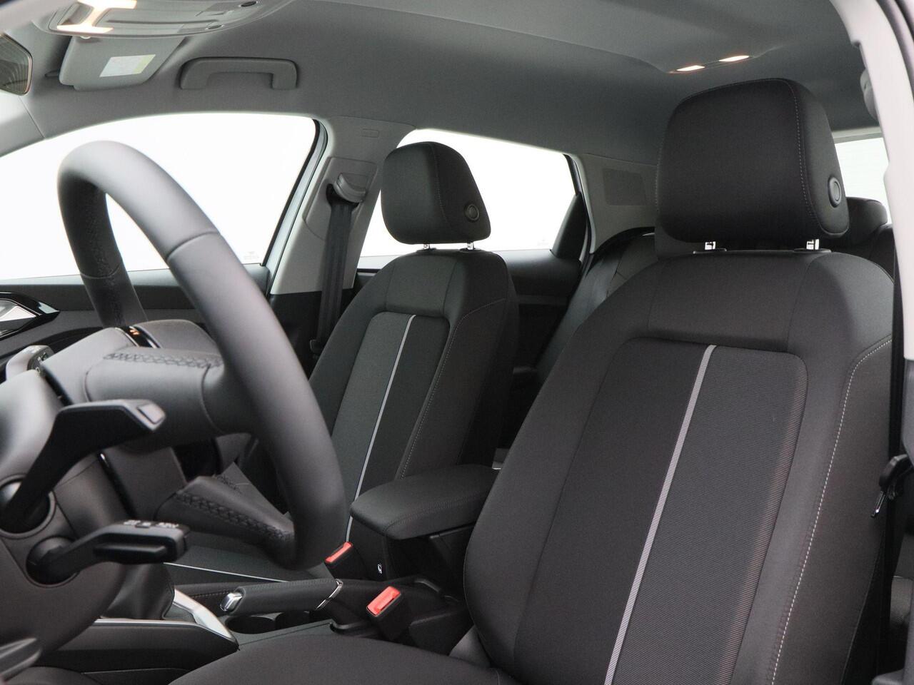 Audi A1 Sportback Advanced edition 25 TFSi | Contrast dak | 17 Inch | Parkeersensoren | CarPlay | Cruise Control |