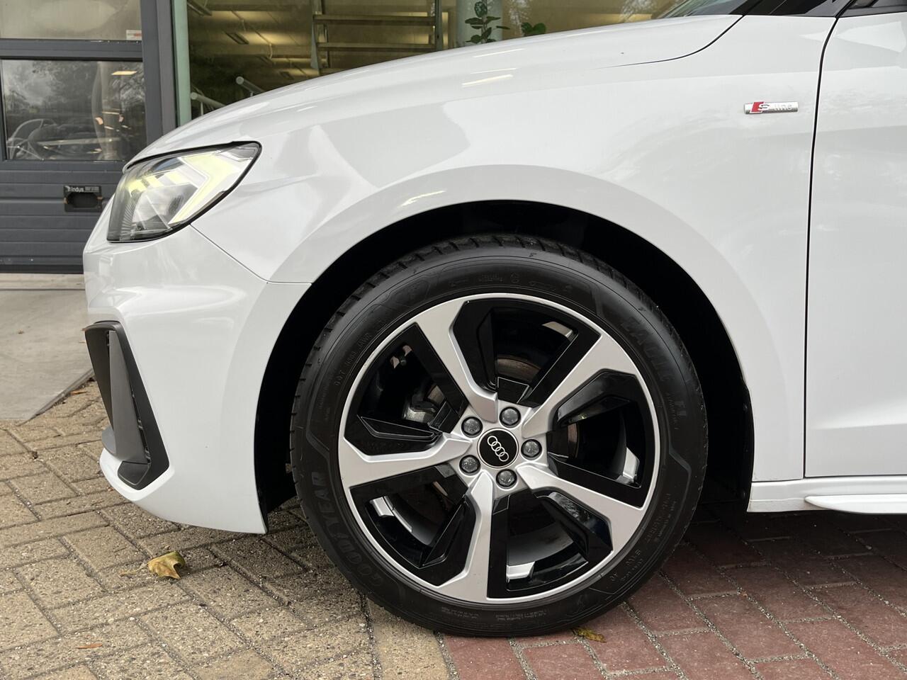 Audi A1 Sportback 25 TFSI Pro Line S / Half-Leder / Led koplampen / Zwart dak / 17 Inch / Virtual Cockpit