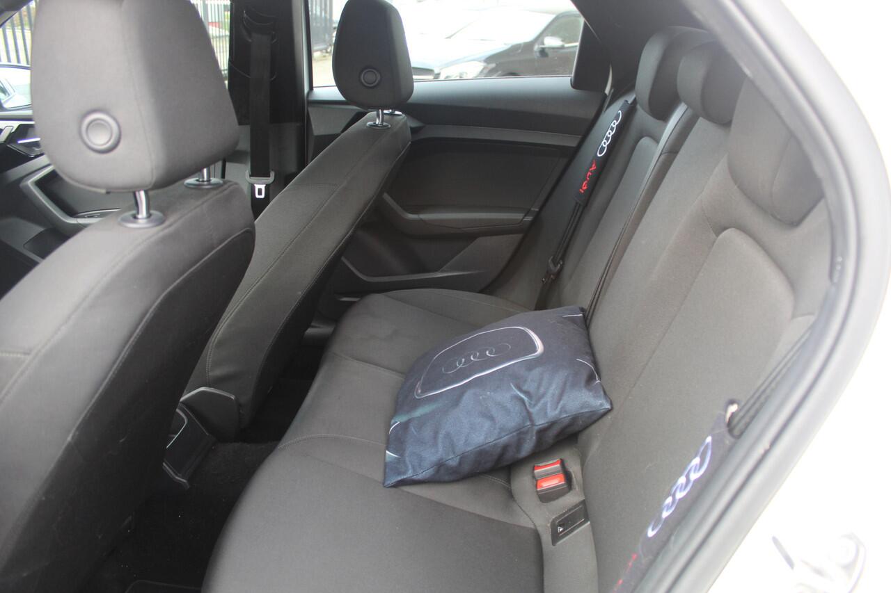 Audi A1 Sportback 30 TFSI STERRENHEMEL Virtueel cockpit/Stoelverwarming/Keyless go/Bluetooth/Climate control/Licht metalen velgen