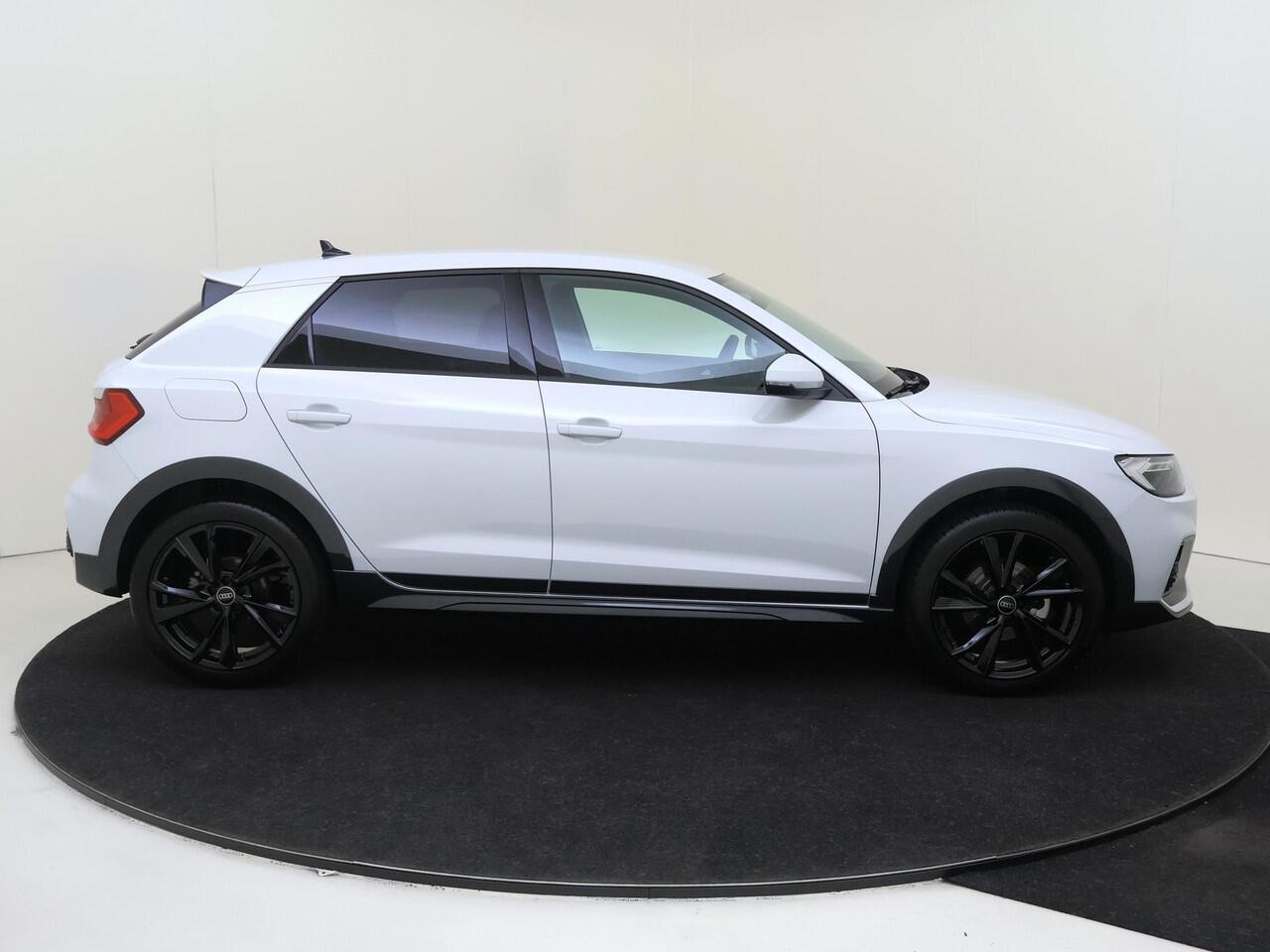 Audi A1 allstreet 30 TFSI Advanced edition | S-line interieur | LED verlichting | Stoelverwarming | Parkeersensoren | Keyless | CarPlay | Draadloze telefoonlader | Cruise control |