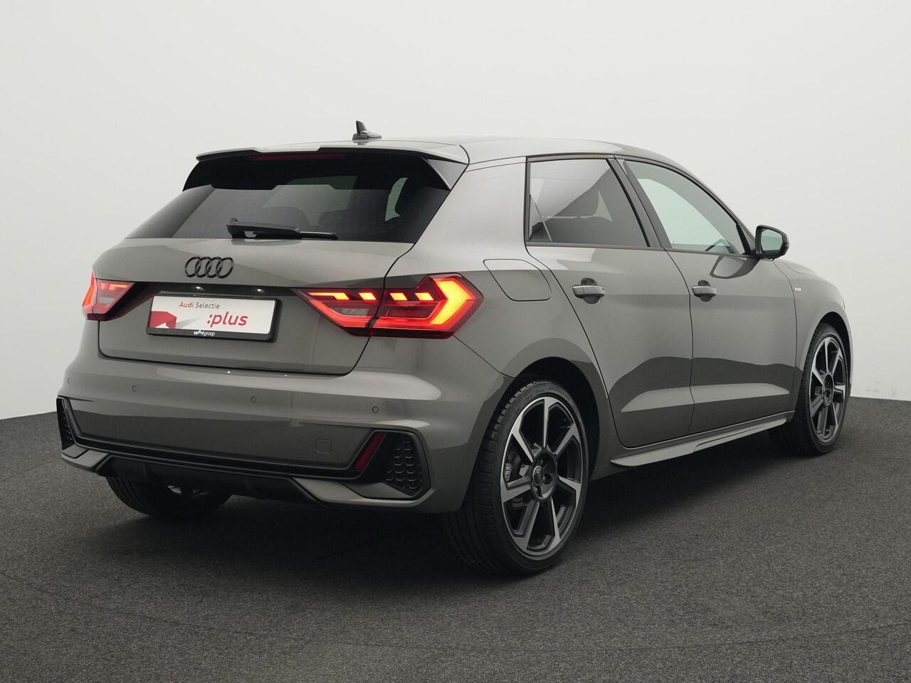 Audi A1 Sportback 30 TFSI 116 pk S-tronic S edition / S-Line | Navigatie | Stoelverwarming | Adaptive Cruise | Parkeersensoren voor/achter | Sportstoelen | Optiekpakket zwart plus | 18 inch