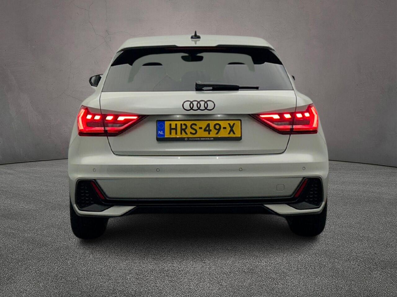 Audi A1 Sportback 25 TFSI S edition | Full-led | Carplay | Parkeersensoren | Ambient lighting | Optiekzwart |