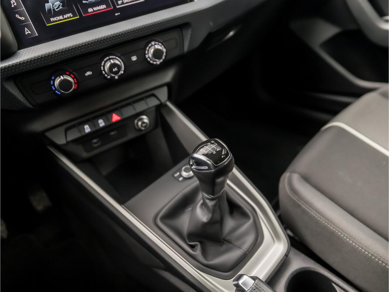 Audi A1 Sportback 25 TFSI Sport (APPLE CARPLAY, GROOT NAVI, CRUISE, GETINT GLAS, SPORTSTOELEN, LEDER STUURWIEL, LANE ASSIST, NIEUWE APK, NIEUWSTAAT)
