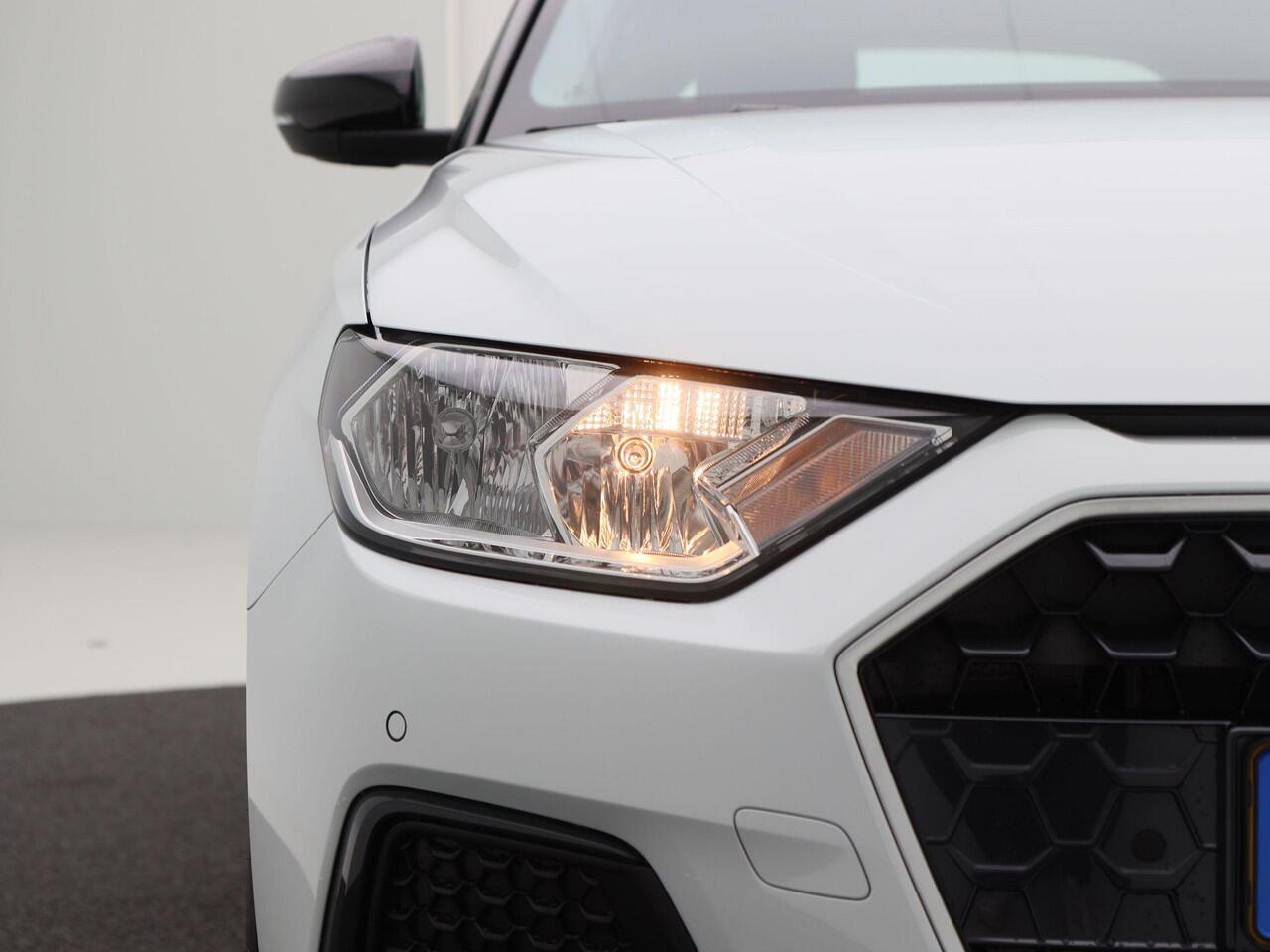 Audi A1 Sportback Advanced edition 25 TFSi | Contrast dak | 17 Inch | Parkeersensoren | CarPlay | Cruise Control |