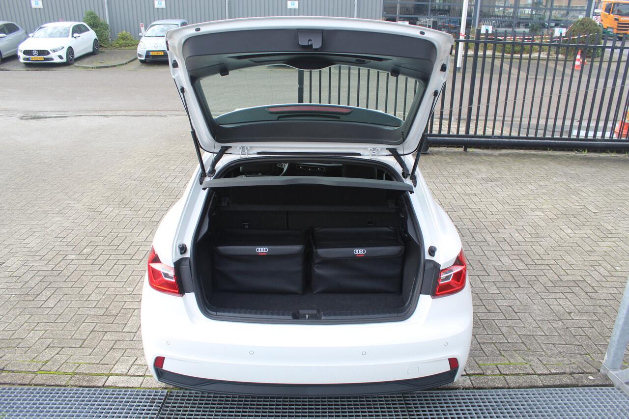 Audi A1 Sportback 30 TFSI STERRENHEMEL Virtueel cockpit/Stoelverwarming/Keyless go/Bluetooth/Climate control/Licht metalen velgen