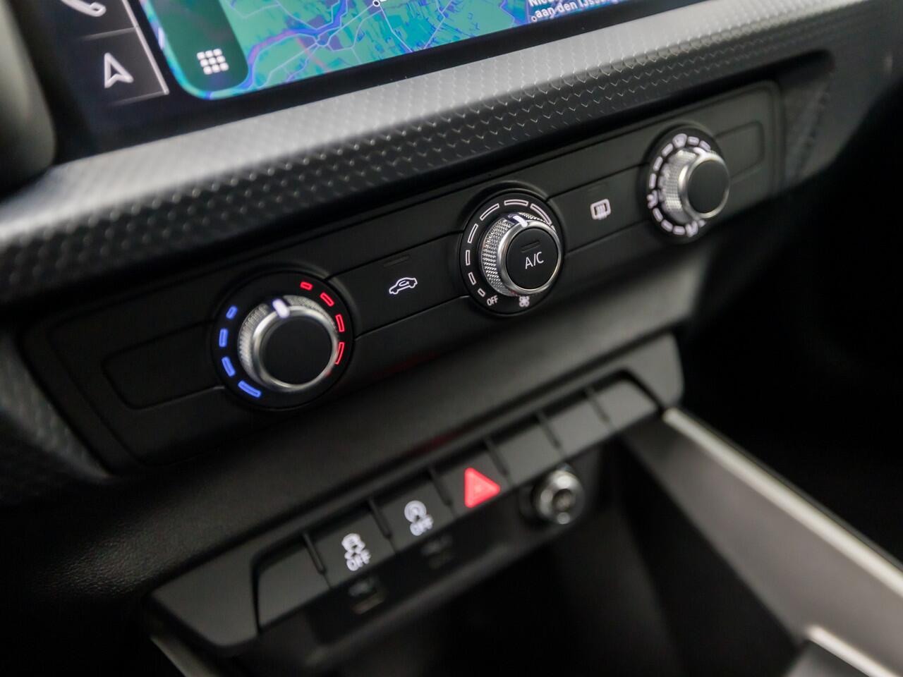 Audi A1 Sportback 25 TFSI Sport (APPLE CARPLAY, GROOT NAVI, CRUISE, GETINT GLAS, SPORTSTOELEN, LEDER STUURWIEL, LANE ASSIST, NIEUWE APK, NIEUWSTAAT)