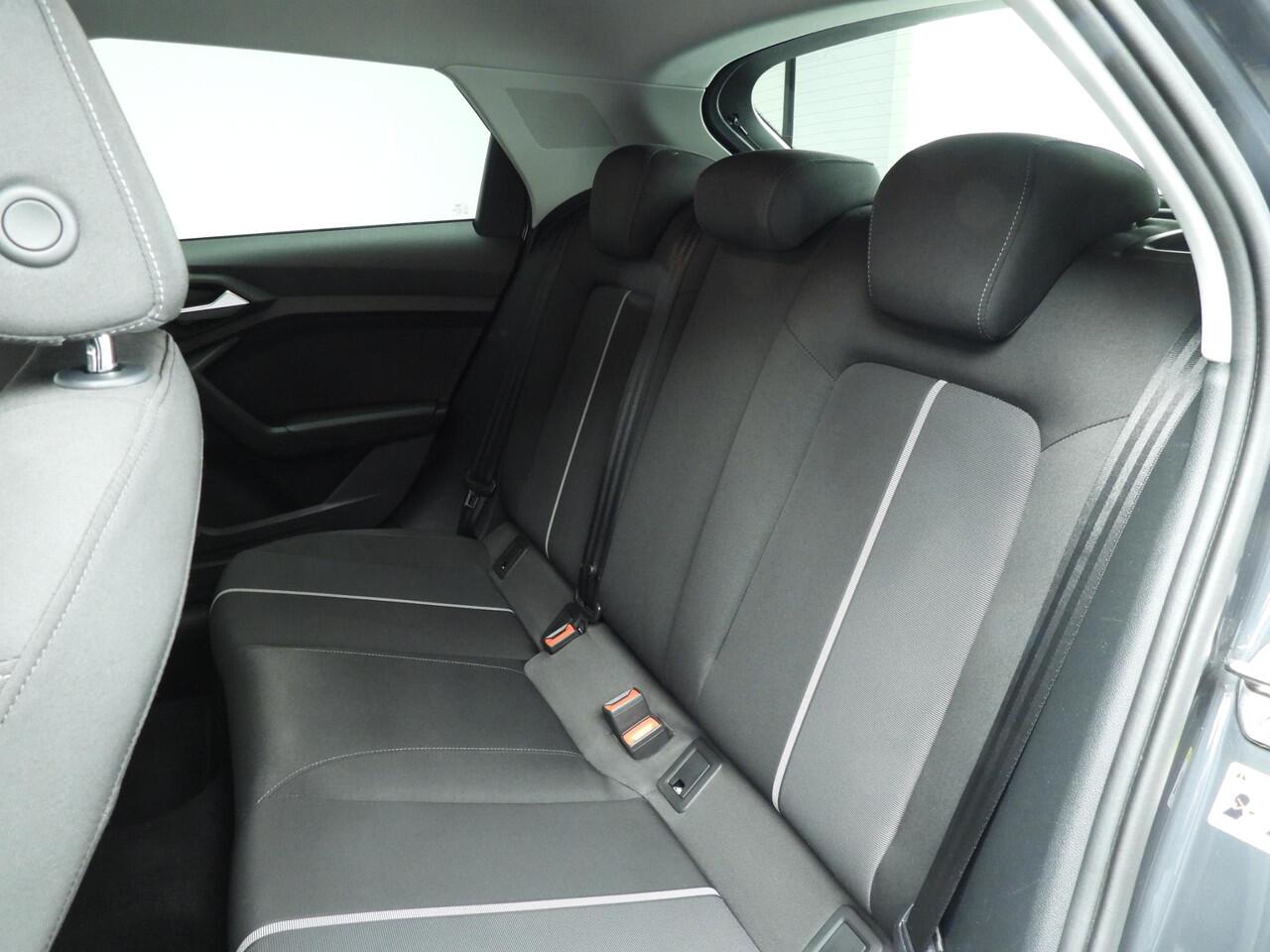 Audi A1 Sportback 30 TFSI epic 115PK | CarPlay | 17" | Parkeersensoren | Sportstuur