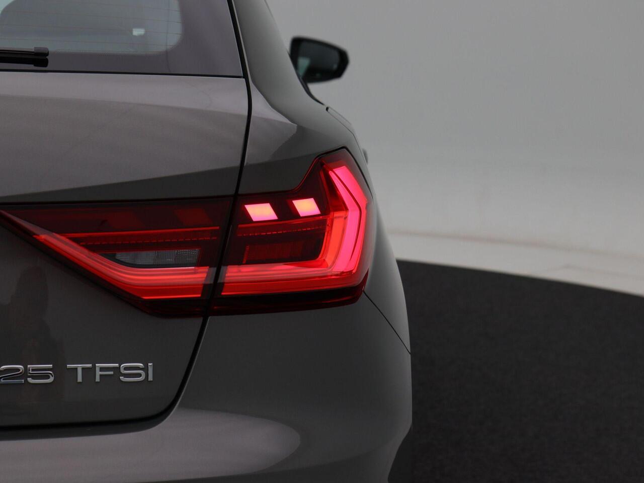 Audi A1 Sportback 25 TFSI S edition | Contrast dak | 17 inch velgen |