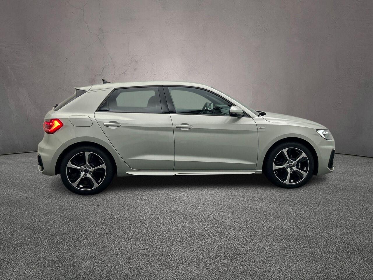 Audi A1 Sportback 25 TFSI S edition | Full-led | Carplay | Parkeersensoren | Ambient lighting | Optiekzwart |
