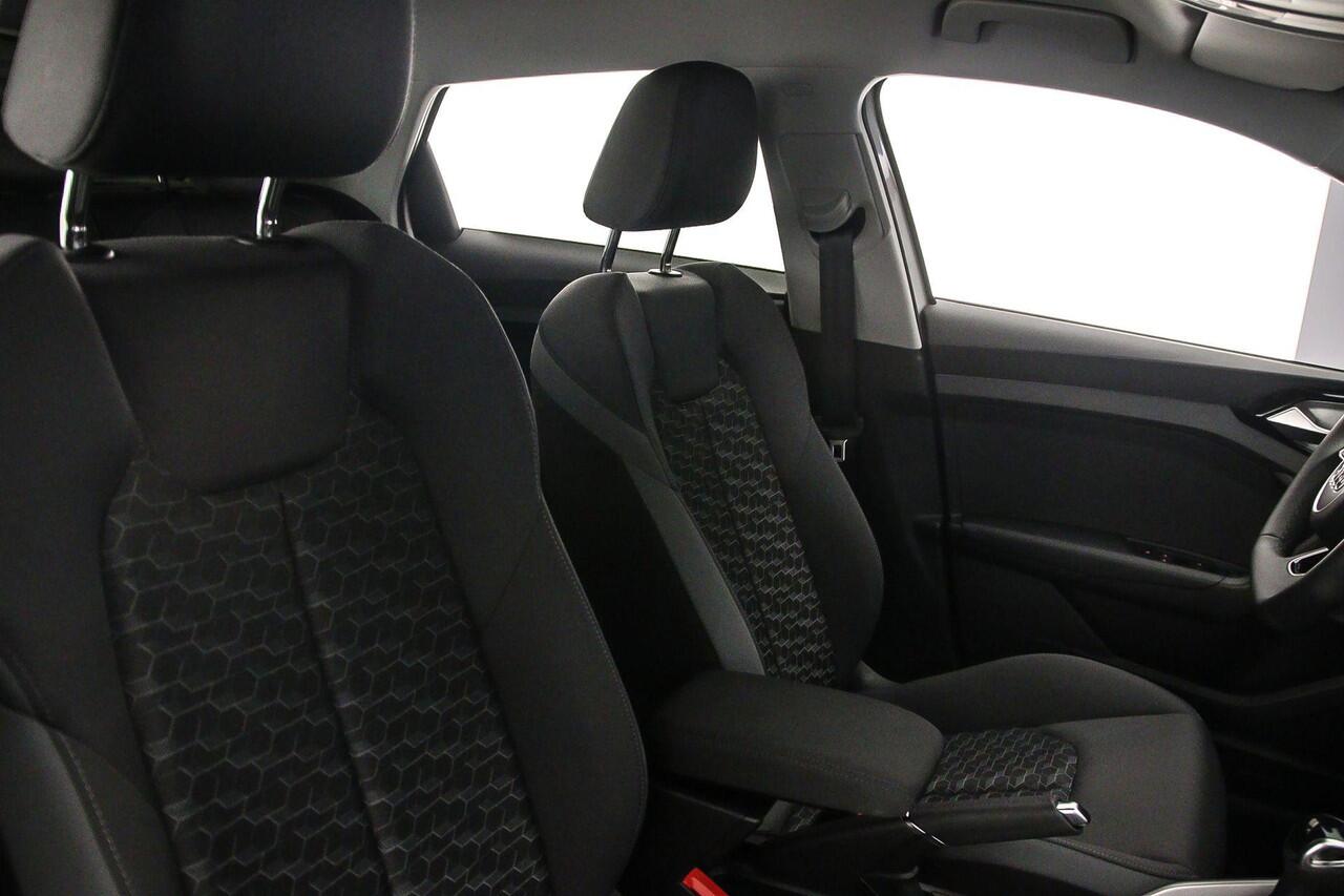 Audi A1 Sportback 25 TFSI S edition | ACC | Camera | Parkeersensoren | Full-led | Optiek zwart | Audi sound |