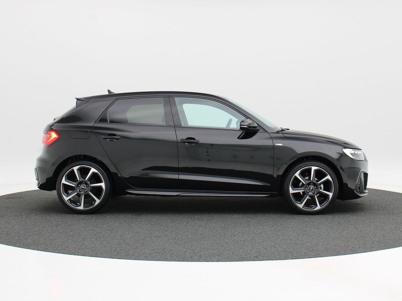 Audi A1 Sportback 25 TFSi Automaat S edition | Adaptive Cruise | Carplay | Navigatiesysteem | Parkeersensoren | Stoel Verwarming | LED | 18 Inch | 11.448 Km!!