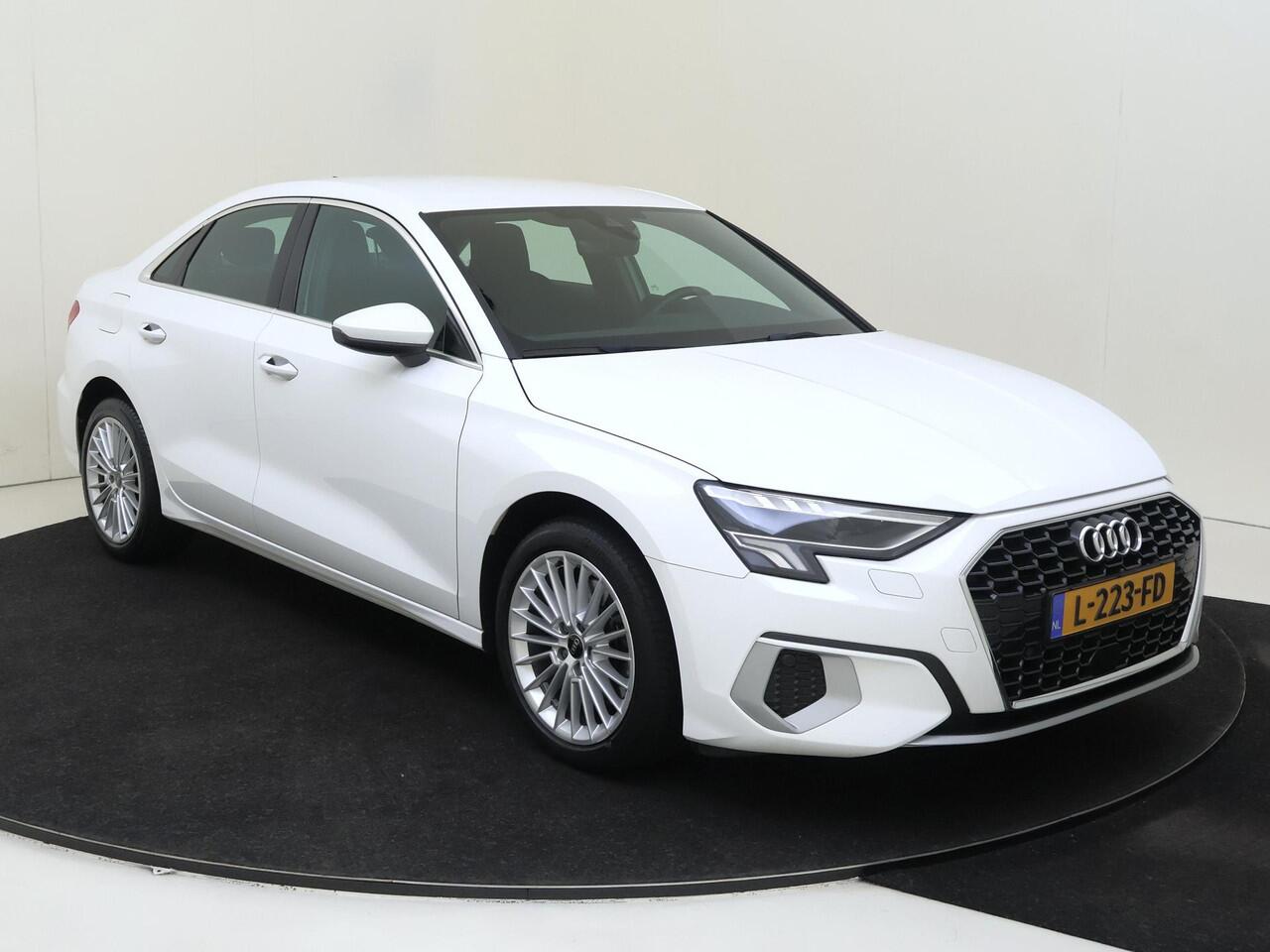 Audi A3 Limousine 30 TFSI Business edition | Full LED verlichting | Navigatie Plus | Cruise control | Draadloze telefoonlader | CarPlay | Digital cockpit | Parkeersensoren achter |