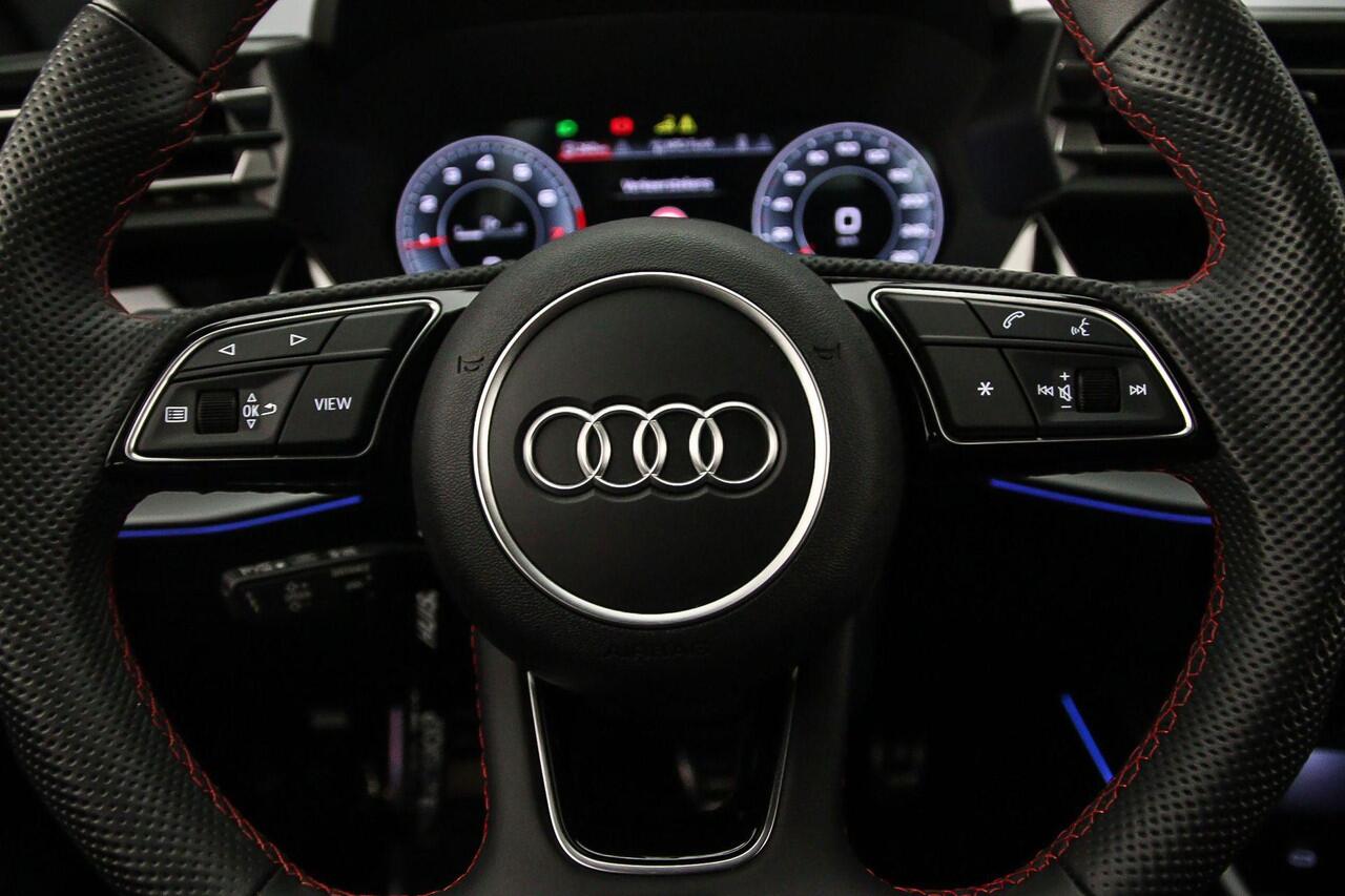 Audi A3 Limousine 30 TFSI S Edition | Trekhaak | Carbon | Sonos | Grootlichtassist | Adapt. Cruise | Sfeerverlichting | 18 inch | S Line