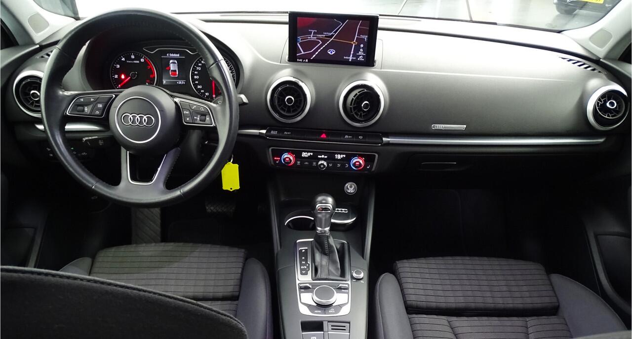 Audi A3 Limousine 35 TFSI Advance Sport Automaat, Privacy glas, Sportstoelen, Trekhaak-Dealer onderhouden