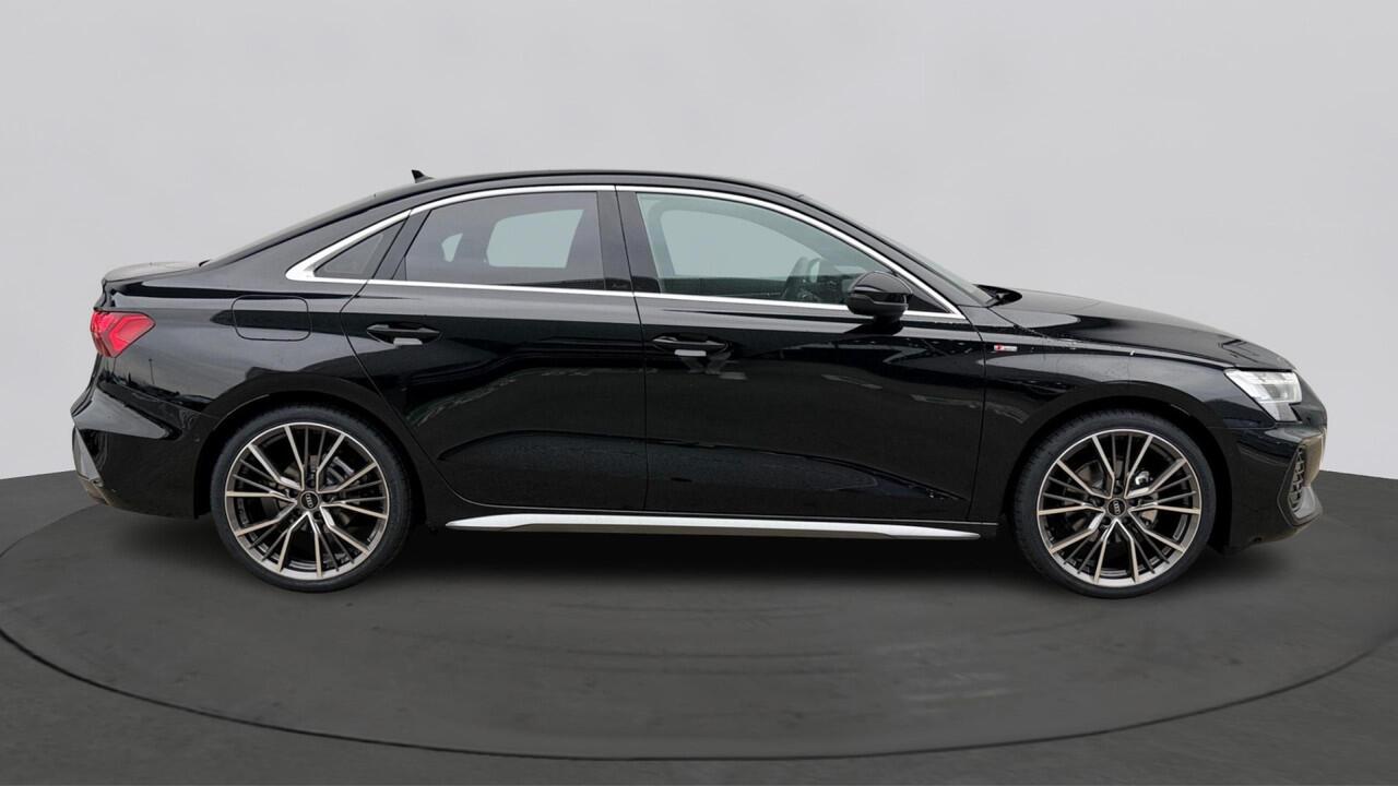 Audi A3 Limousine 30 TFSI 116Pk S Edition / Stoelverwarming / Camera / 19'' LMV