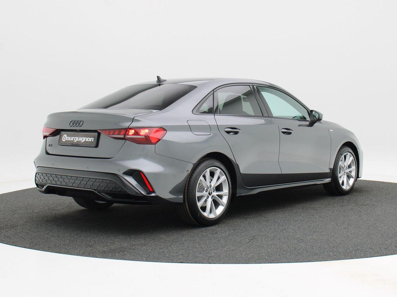 Audi A3 Limousine 30 TFSI | S edition | 116 PK | Optiek zwart plus | Privacyglas | 17 inch velgen |