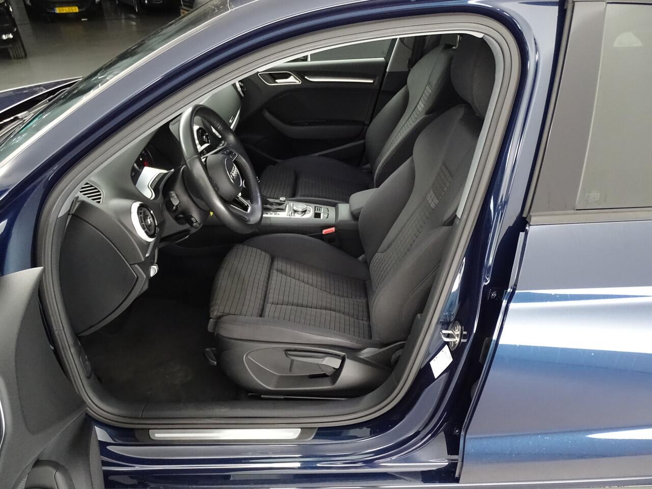 Audi A3 Limousine 35 TFSI Advance Sport Automaat, Privacy glas, Sportstoelen, Trekhaak-Dealer onderhouden