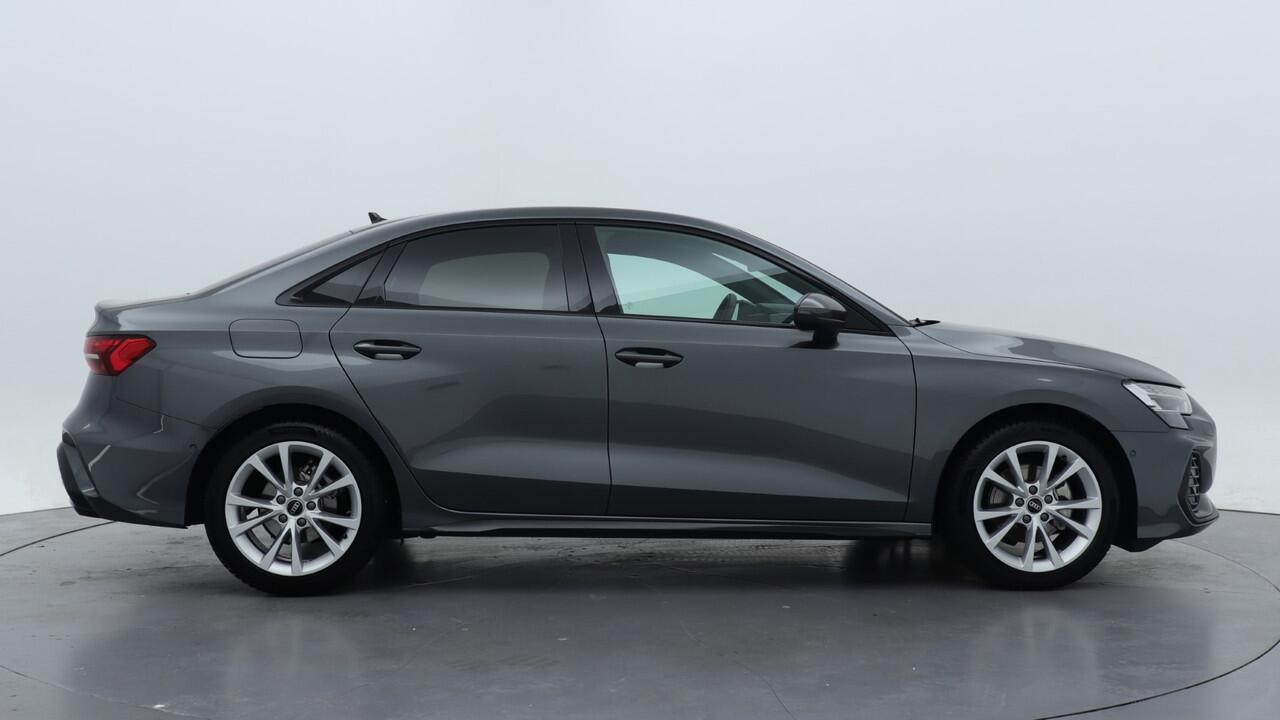 Audi A3 Limousine 30 TFSI S edition | PDC V+A | Camera | Zwart optiek | Audi Sound | Privacy glas |