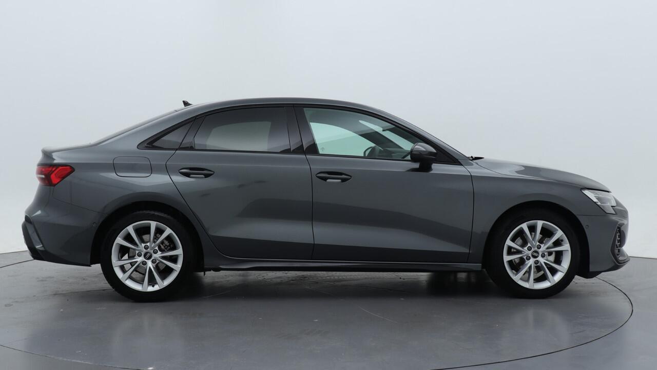 Audi A3 Limousine 30 TFSI S edition | PDC V+A | Camera | Zwart optiek | Audi Sound | Privacy glas |