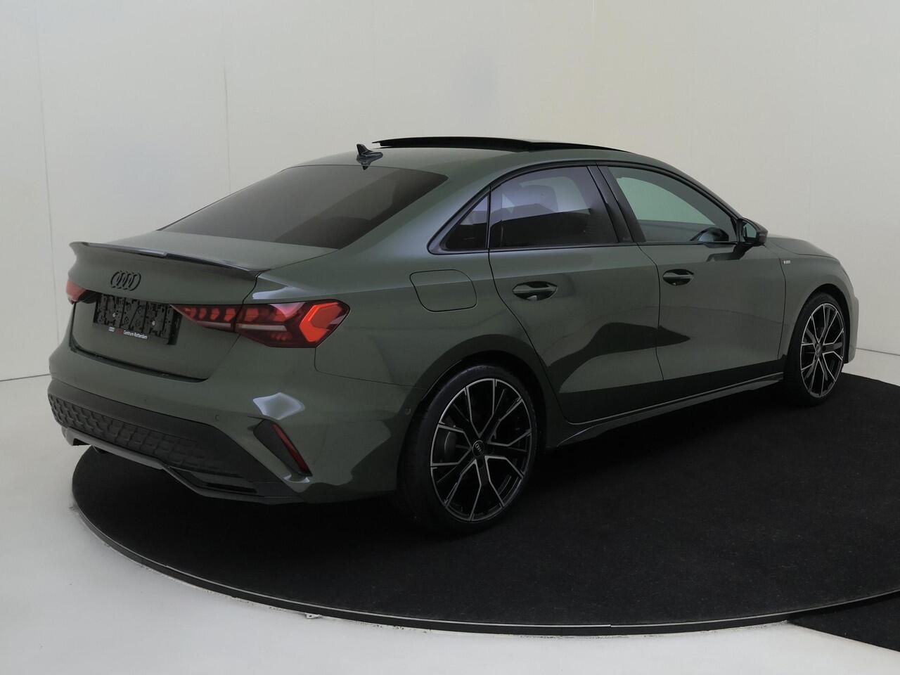 Audi A3 Limousine 35 TFSI S-tronic S edition | Panoramadak | Carbon pakket | Verwarmbare voorstoelen | Optiekpakket zwart PLUS | 19 inch LM velgen