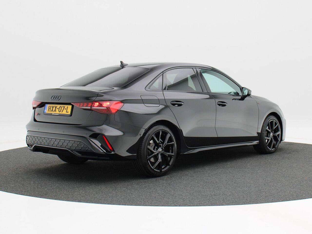 Audi A3 Limousine 30 TFSI | S edition | | 18 inch velgen | Privacyglas | Sonos 3d | Zwart optiek |