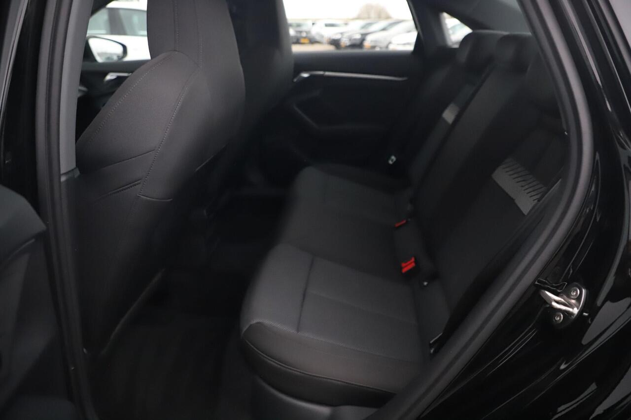 Audi A3 Limousine 30 TFSI Advanced edition Automaat 18 inch RS Look Velgen Sportstoelen Full LED Navigatie Carplay Android Clima Cruise Lane Assist