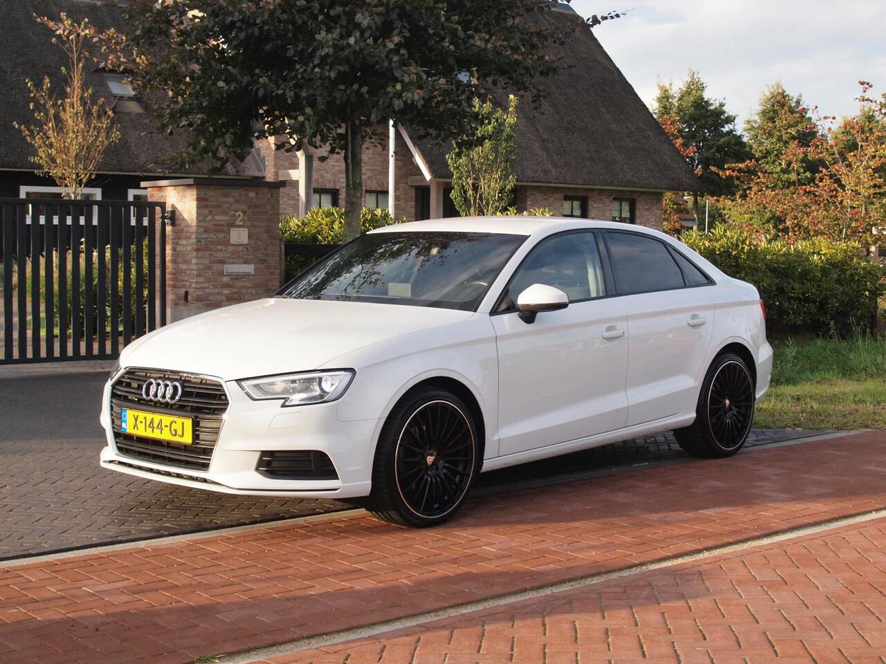 Audi A3 Limousine 35 TFSI CoD Pro Line | 19 Inch | Navigatie | Privacy glas |