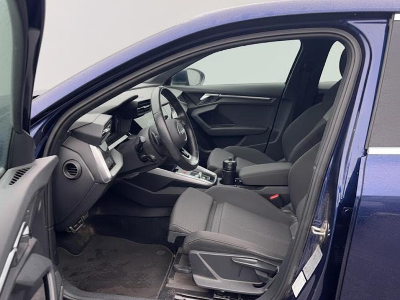 Audi A3 Limousine 35 TFSI Business edition 150PK S-tronic | Panorama dak | Trekhaak | Clima | Parkeer sensoren |