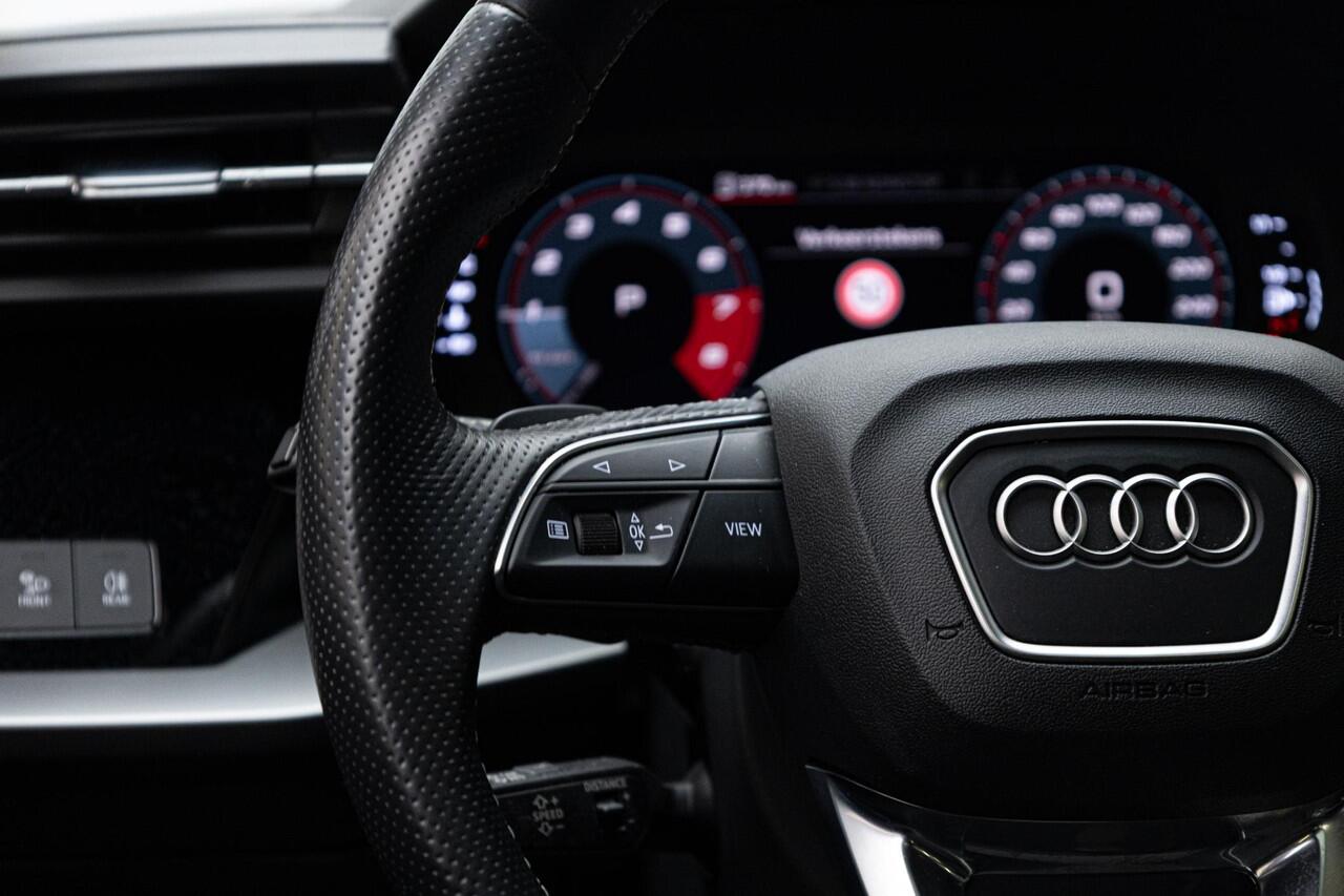 Audi A3 Limousine 35 TFSI S edition | Panoramadak | Optiek Zwart | 18 Inch |