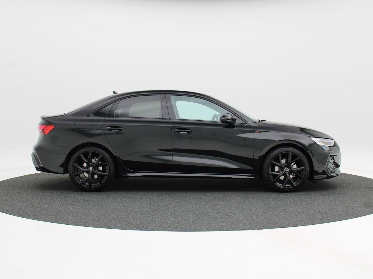 Audi A3 Limousine 30 TFSI | S edition | | 18 inch velgen | Privacyglas | Sonos 3d | Zwart optiek |