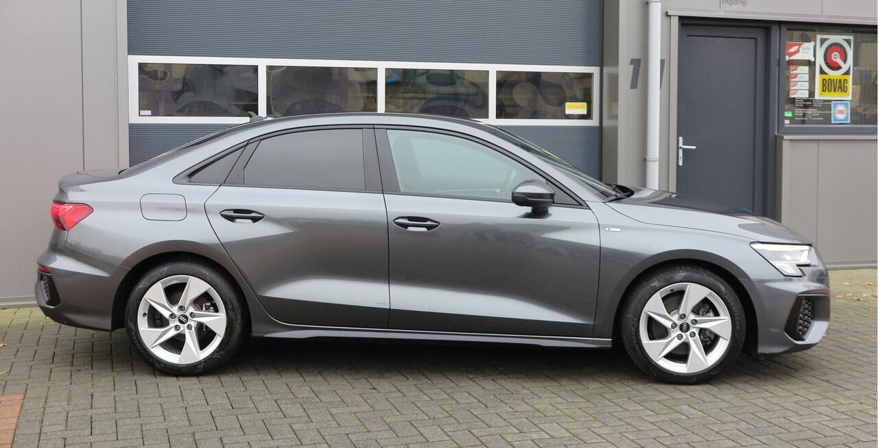 Audi A3 Limousine 35 TFSI 150pk S-Tronic 2x S-Line Edition Virtual cockpit, Stoelverwarming, Privacy glass, DAB+ , Carplay , etc. .