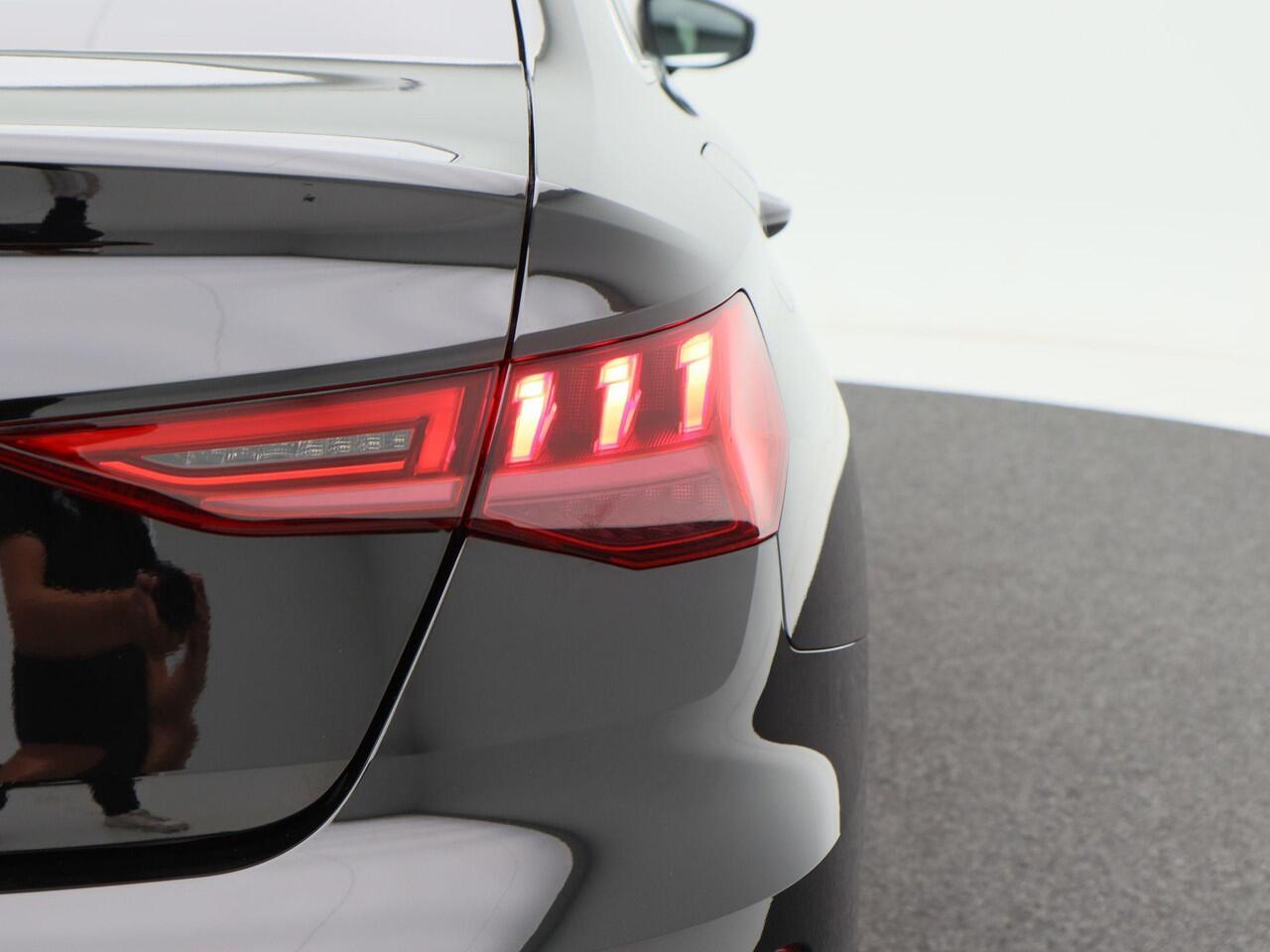 Audi A3 Limousine 30 TFSi 110 Pk Business edition | Cruise Control | Carplay | Stoel Verwarming | Digitaal Dashboard | LED | Sensoren | 17 Inch