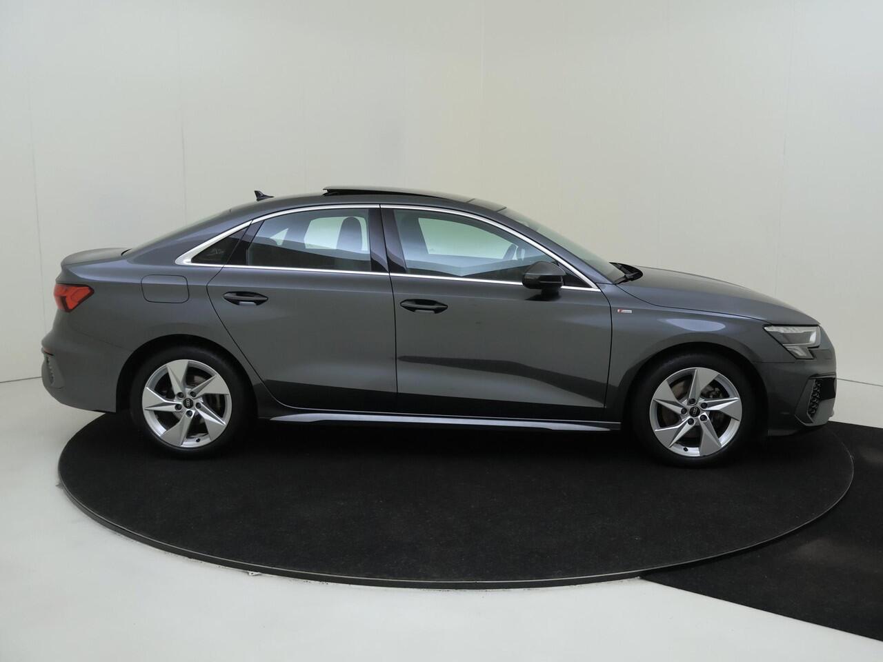 Audi A3 Limousine 35 TFSI S edition | Panoramadak | Full LED verlichting | Cruise Control | Parkeersensoren achter | CarPlay | Navigatie Plus |