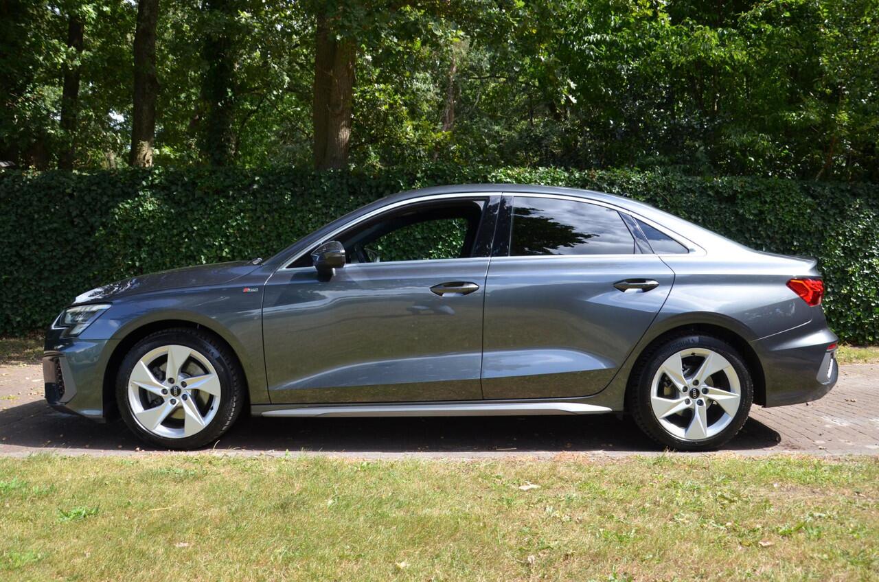 Audi A3 Limousine 30 TFSI S Line Edition Automaat/Navi/Pdc/Ecc/Virtual cockpit/Privacy glass/Cr-Controle/17-Inch Lmv/Bang&Olufsen/Nederlandse auto/led