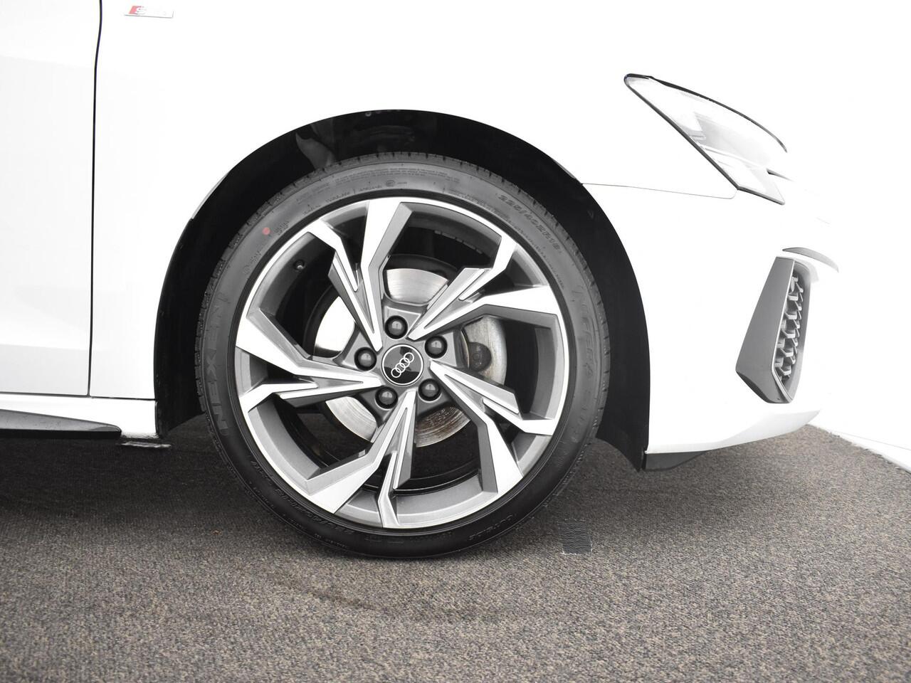 Audi A3 Limousine 30 TFSI 110pk S-tronic Edition One · S Line · Apple/Android Car Play · Navigatie · Afneembare Trekhaak · P-Sensoren · 18'' Inch · Garantie t/m 13-03-2028 of 100.000km