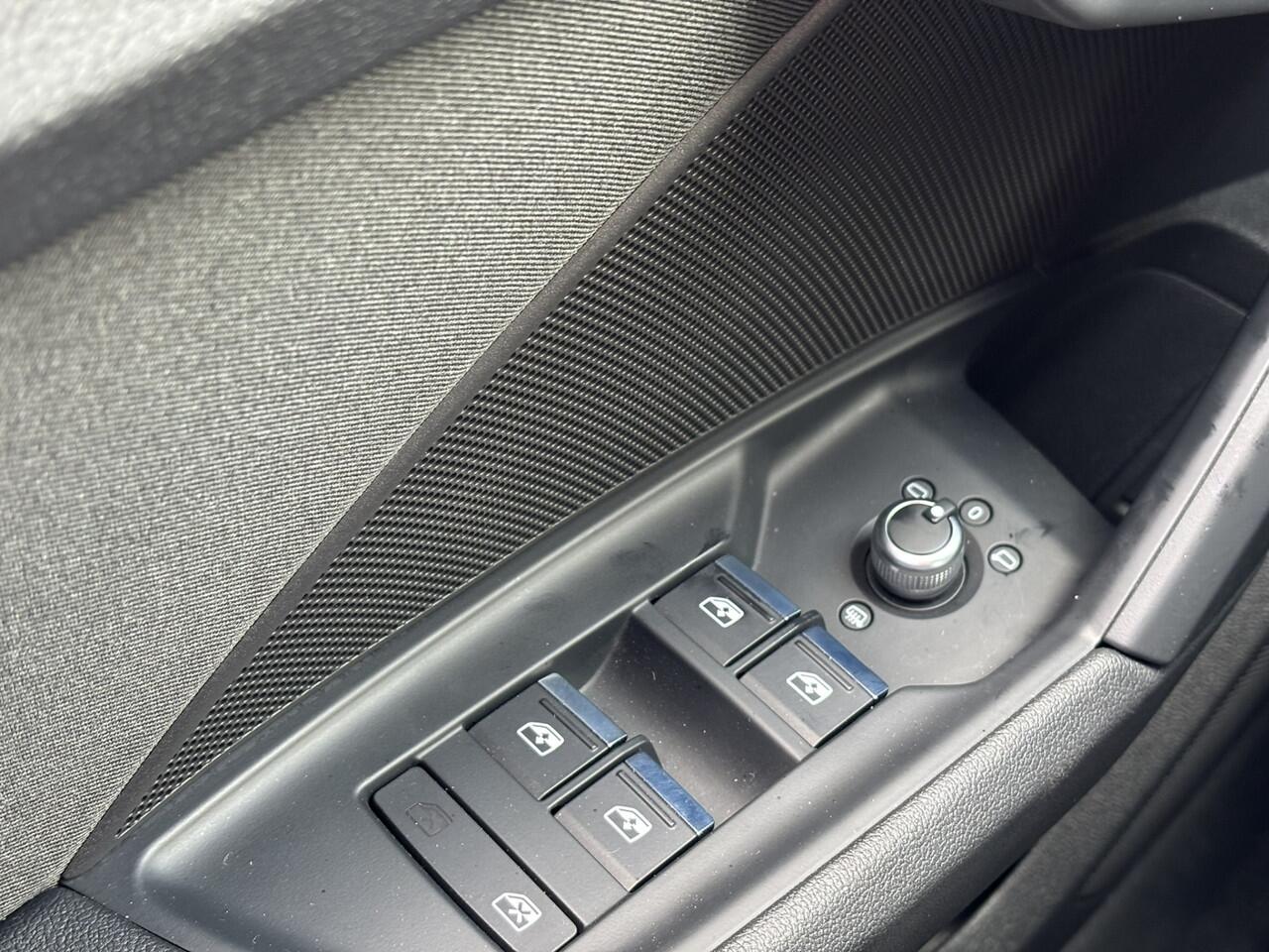 Audi A3 Limousine 35 1.5 TFSI edition one / Apple Carplay/ Android Auto / BTW / Digital Cockpit / Keyless / Camera / Stoelverwarming /