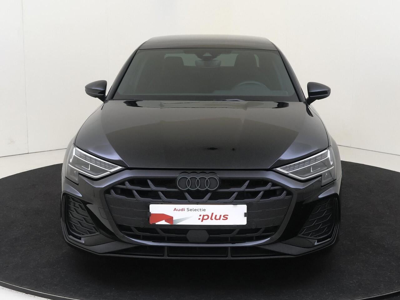 Audi A3 Limousine 35 TFSI S edition | Panoramadak | SONOS audio | Parkeerassistent | Achteruitrijcamera | Adaptieve cruise control | Virtual cockpit Plus | Alcantara/leder bekleding | Navigatie |