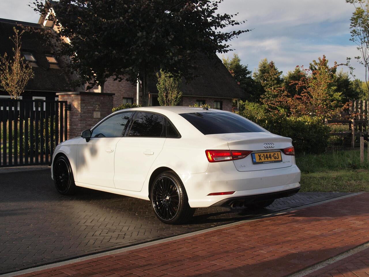 Audi A3 Limousine 35 TFSI CoD Pro Line | 19 Inch | Navigatie | Privacy glas |