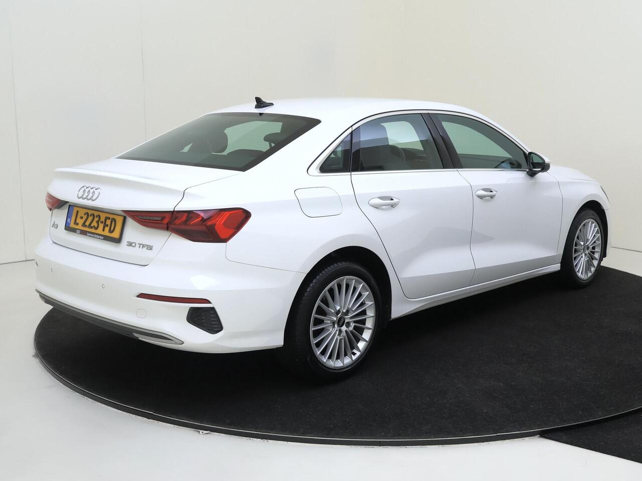 Audi A3 Limousine 30 TFSI Business edition | Full LED verlichting | Navigatie Plus | Cruise control | Draadloze telefoonlader | CarPlay | Digital cockpit | Parkeersensoren achter |