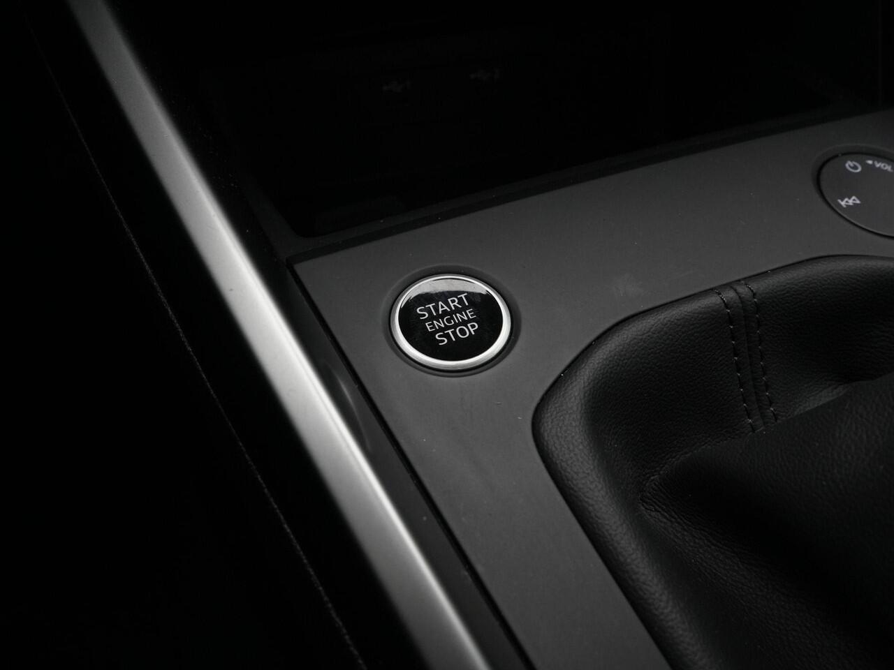 Audi A3 Limousine 30 TFSI 110 pk Business edition | LED | Parkeersensoren achter | Cruise Control | Climatronic | 17 inch