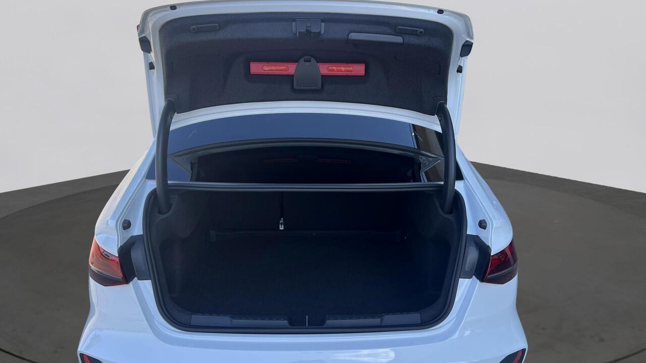 Audi A3 Limousine 30 TFSI 116PK S edition / Parking Plus / Comfort Plus / Privacy glas