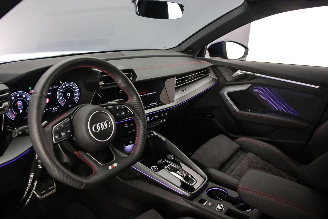 Audi A3 Limousine 30 TFSI S Edition | Trekhaak | Carbon | Sonos | Grootlichtassist | Adapt. Cruise | Sfeerverlichting | 18 inch | S Line
