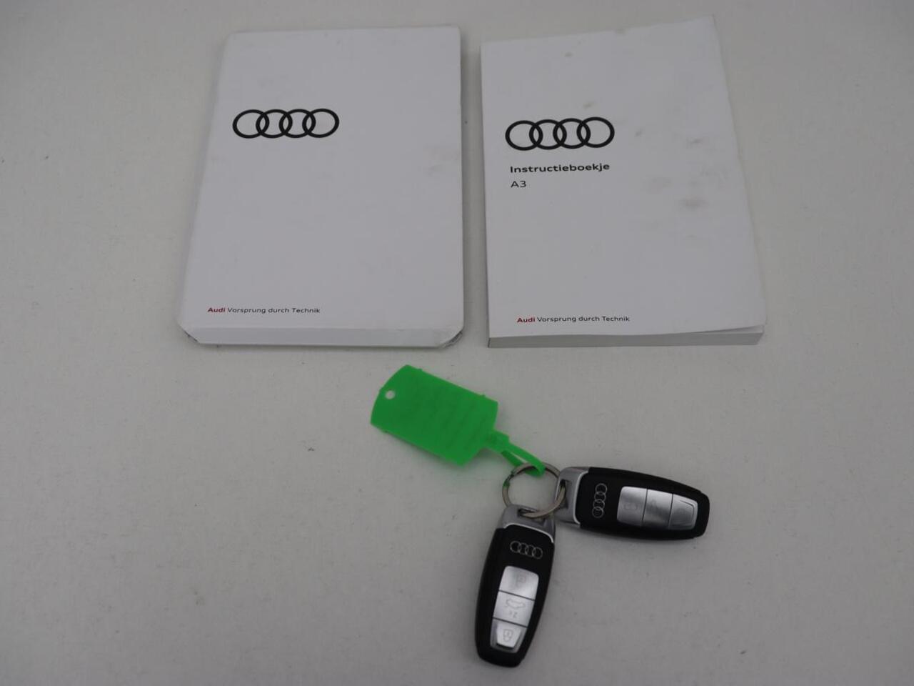 Audi A3 35 TFSI S edition | Panoramadak | Virtual Cockpit | Full LED | Carplay | Sportstoelen | Half leder | Navigatie | Climate control | Parkeerhulp | Bluetooth