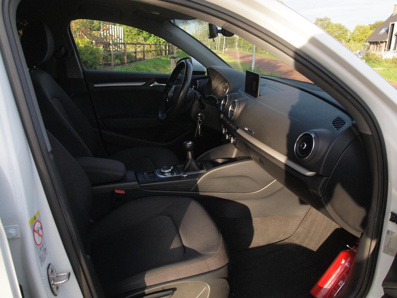 Audi A3 Limousine 35 TFSI CoD Pro Line | 19 Inch | Navigatie | Privacy glas |