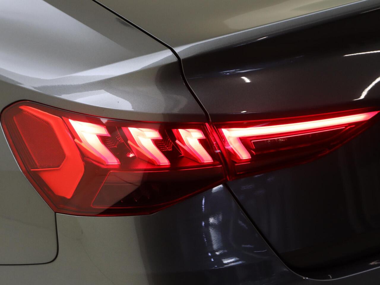 Audi A3 Limousine 35 TFSI S edition | Panoramadak | Full LED verlichting | Cruise Control | Parkeersensoren achter | CarPlay | Navigatie Plus |