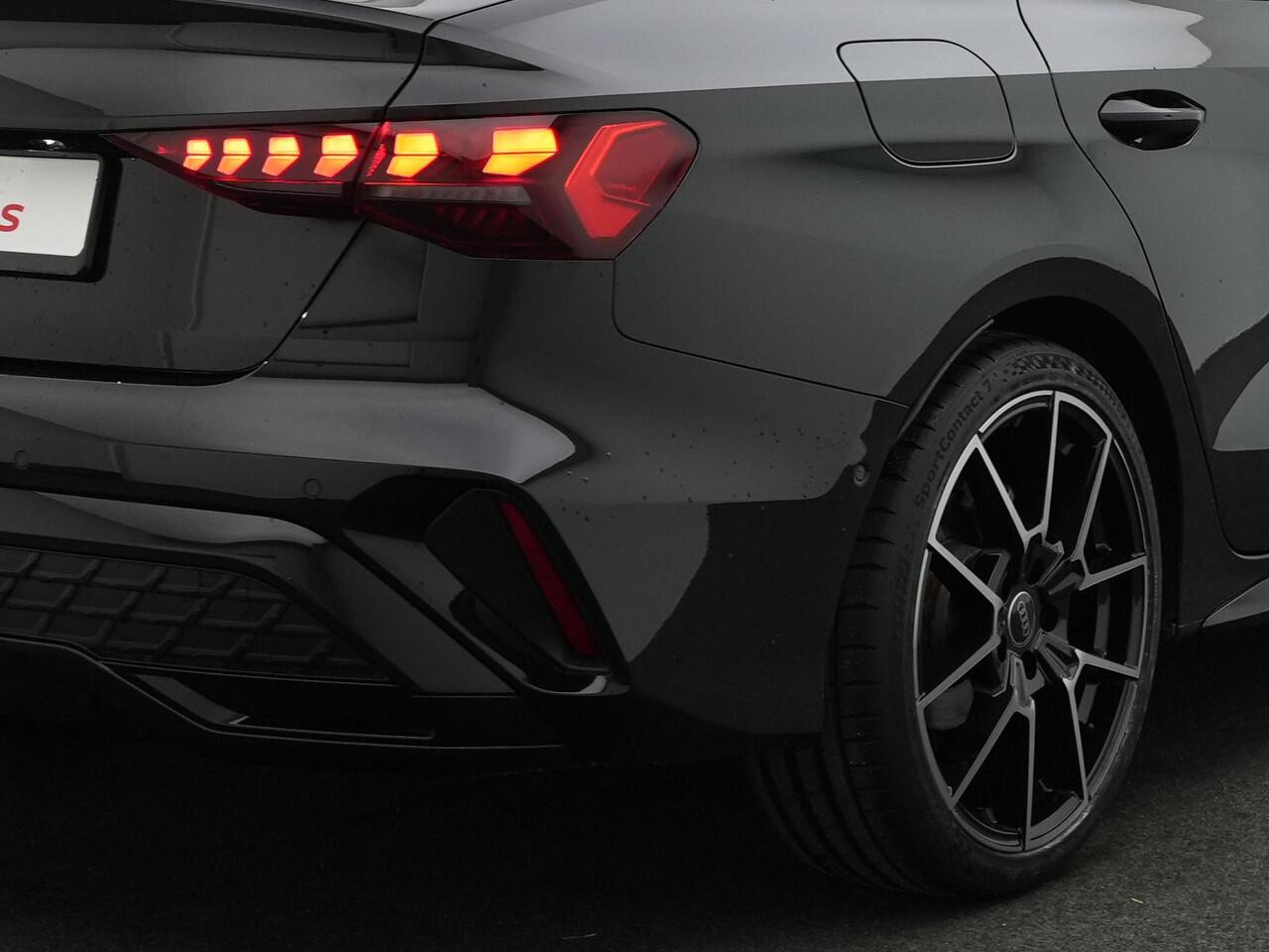 Audi A3 Limousine 30 TFSI 116 pk S-tronic S-Line Business Edition | Navigatie | Parkeersensoren voor/achter | Sportonderstel | Afgevlakt sportstuur