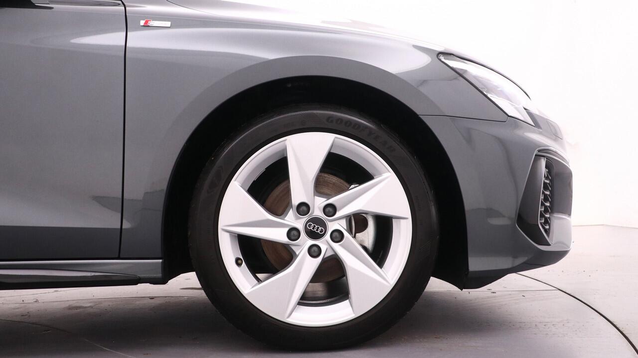 Audi A3 Limousine 30 TFSI S edition | Zwart optiek | LMV | PDC | Navigatie | Carplay |