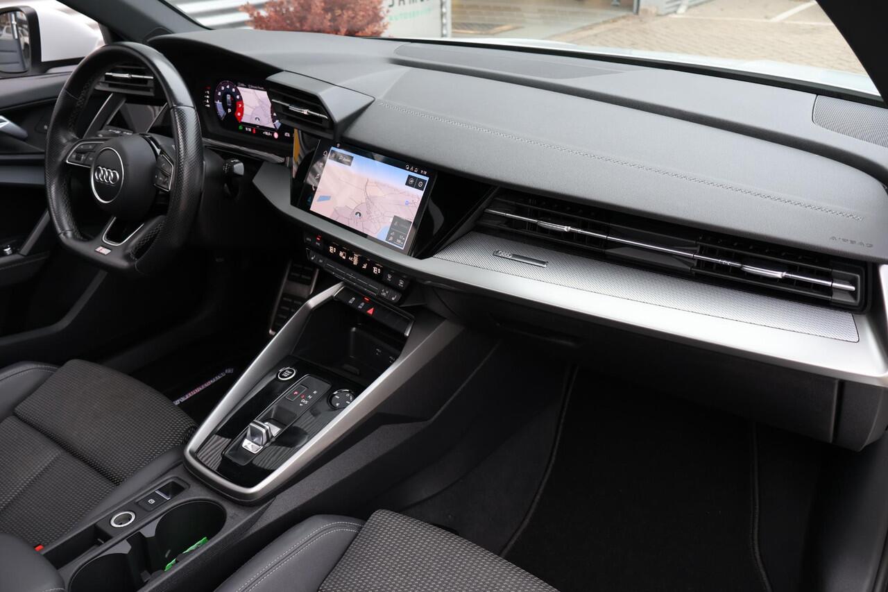 Audi A3 Limousine 30 TFSI S edition 1e Eigenaar | NL-Auto | Dealer Onderh | PANO | BTW | Maxton | Matrix LED | Stoelverwarming | Pre Sense | Climate | Keyless | Carplay | Navi | PDC