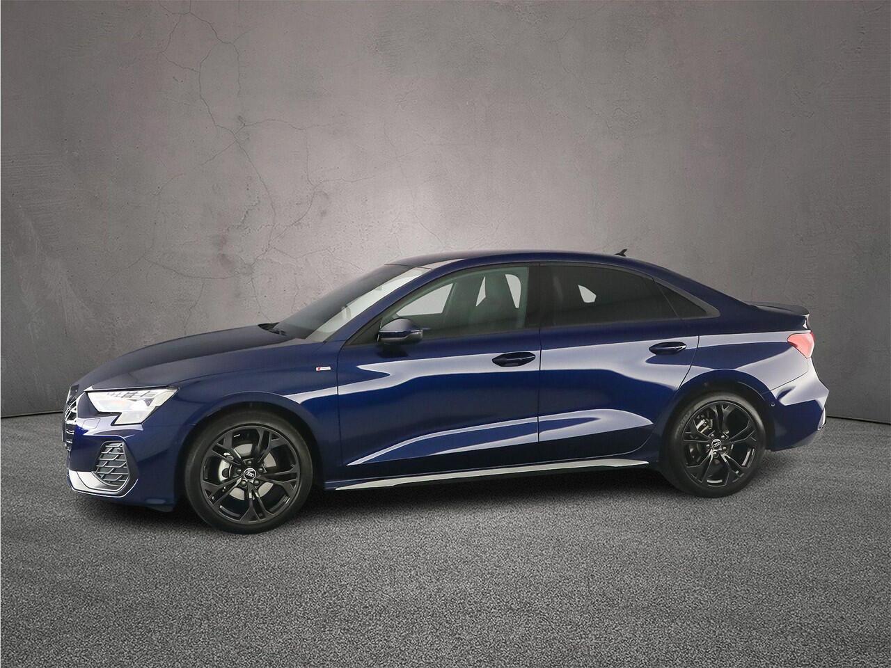 Audi A3 Limousine 30 TFSI S Edition | Trekhaak | Carbon | Sonos | Grootlichtassist | Adapt. Cruise | Sfeerverlichting | 18 inch | S Line