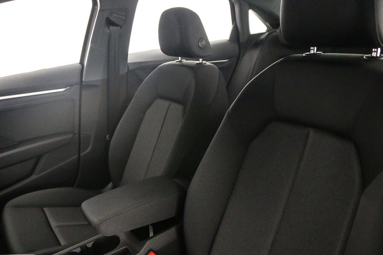 Audi A3 Limousine 30 TFSI Business edition | Cruise control | Carplay | Parkeer sensoren |